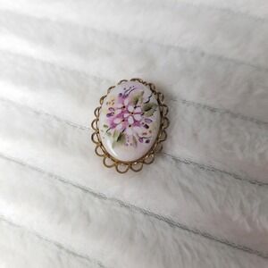 Vintage Hand-Painted Floral Porcelain Brooch: Gold Tone Cottagecore‎ Pin